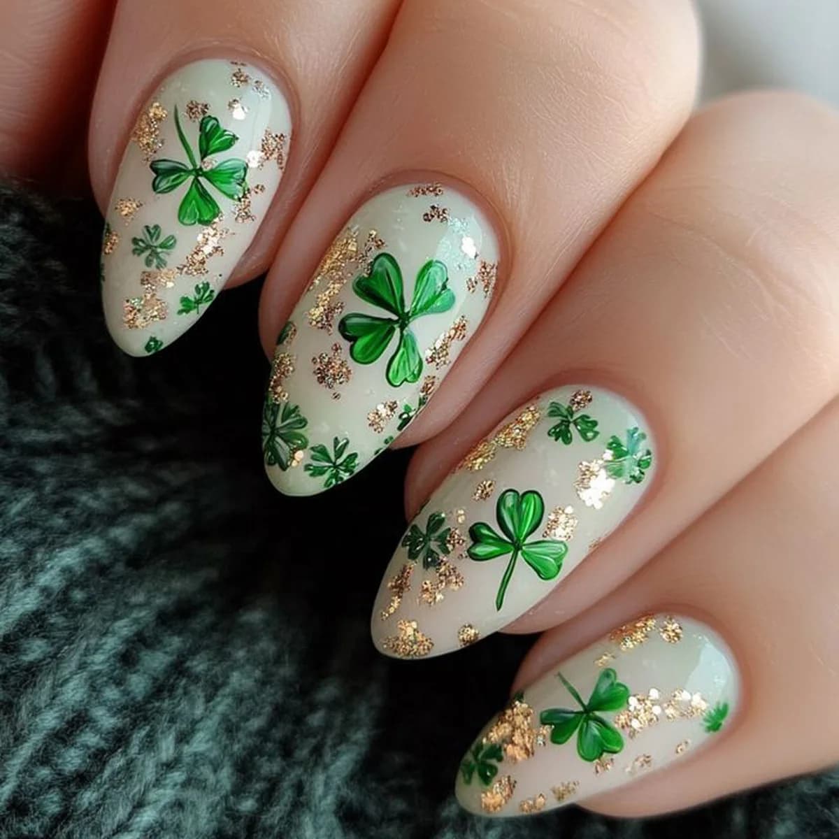 Medium length fake nails for women and girls, green floral design with hat, for San Patrizio, square almond shape, fake nail press-on.