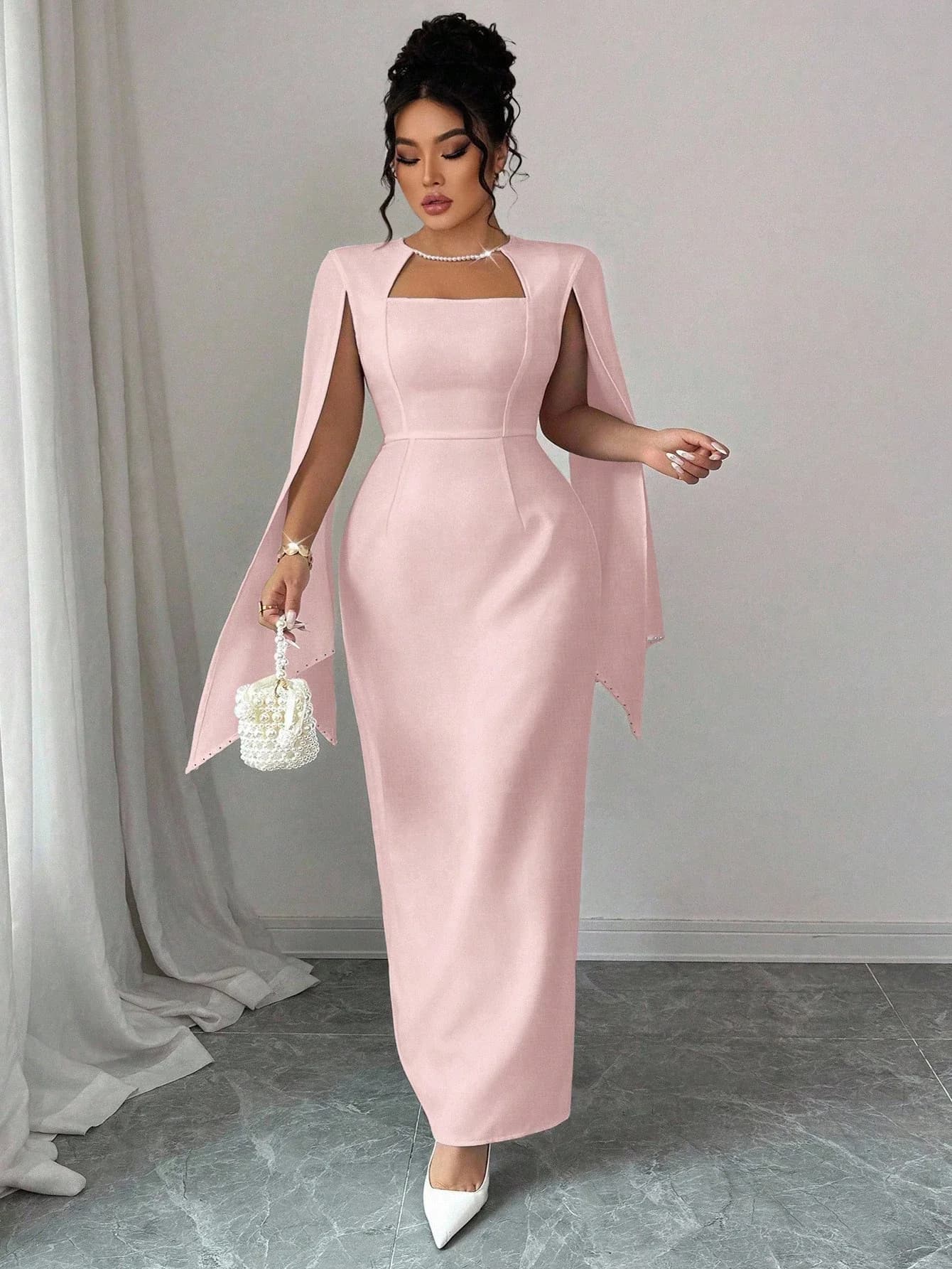 Elegante abito dritto con scollo quadrato, vita cinata e polsini con perle, ideale per feste e matrimoni