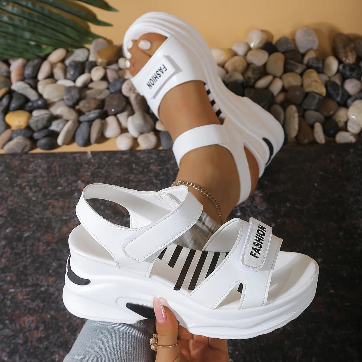 Estate 2025 Sandali con zeppa con plateau da donna Scarpe comode di moda per le donne Sandali da spiaggia in velcro casual leggeri Zapatos De Mujer
