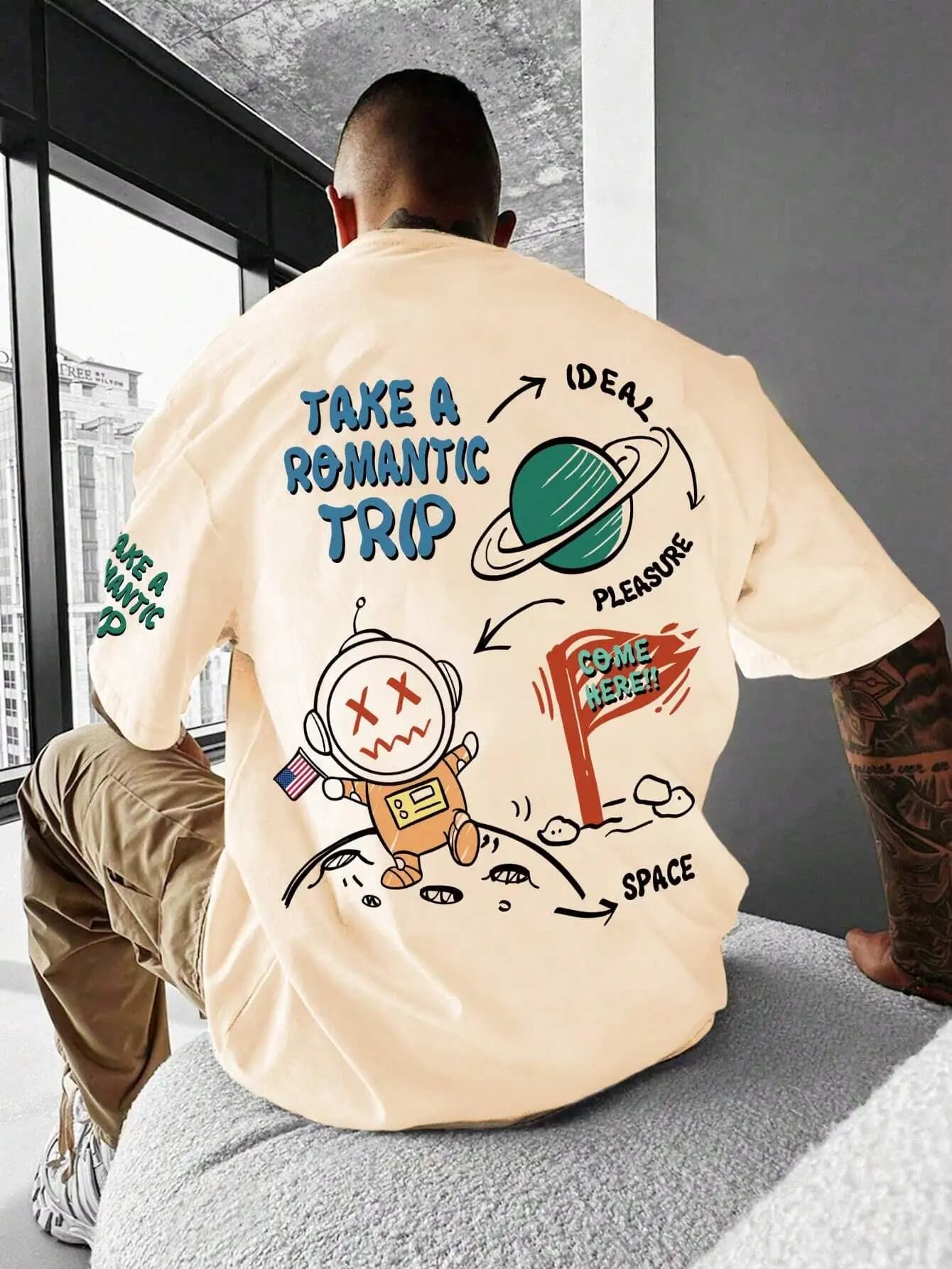 T-shirt da uomo a spalle scese con stampa grafica a tema spaziale