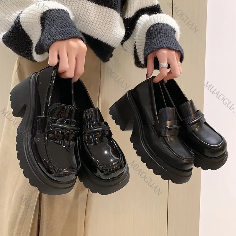 Mocassini con plateau neri da donna 2026 Retro stile britannico grosso tacco alto in pelle slip on pompe moda primavera autunno tacchi da donna