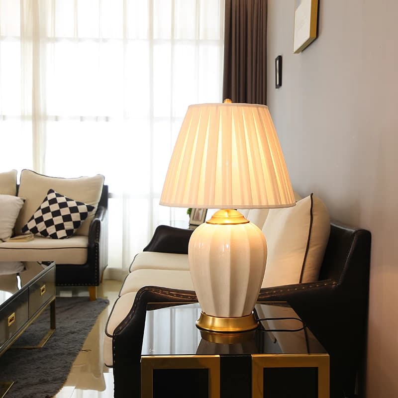 Lampada da scrivania in ceramica tutto rame di lusso leggero in stile americano, casa della camera da letto, decorazione semplice e moderna, lampada da comodino