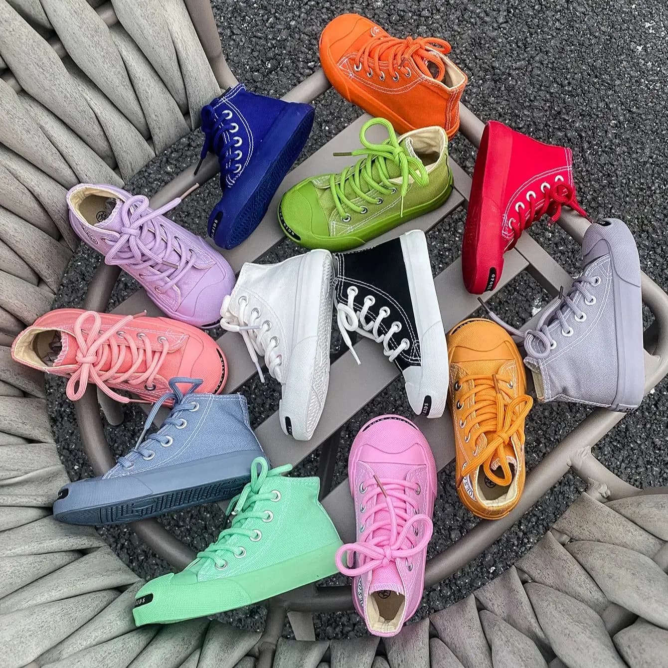 Scarpe da ginnastica alte in tela color caramella con lacci per bambini e bambine, modello 5016, tinta unita, traspiranti, alla moda.