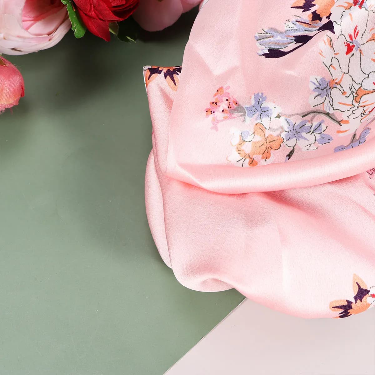 Cappello da Notte in Raso Grigio con Fiori, Protezione per Capelli e Trucco, Berretto Largo per Donna