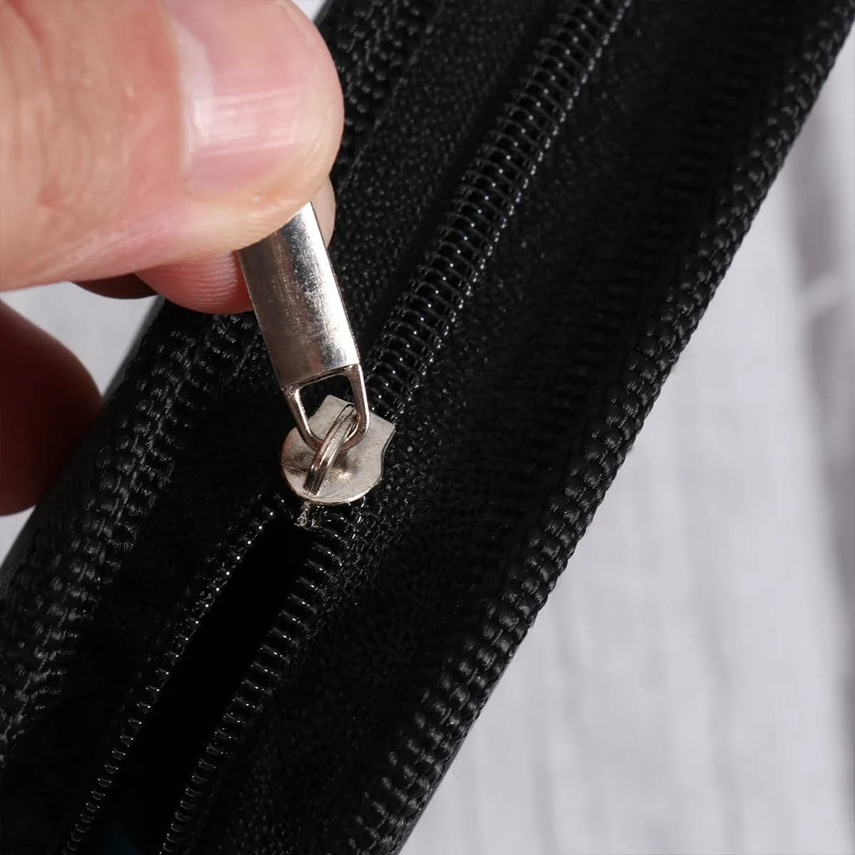 Kit da Cucito da Viaggio 58 Pezzi, Borsa Blu con Cerniera, Set Portatile di Aghi, Fili e Forbici per Casa, Campeggio, Emergenze, Artigianato e Confezionamento Vestiti