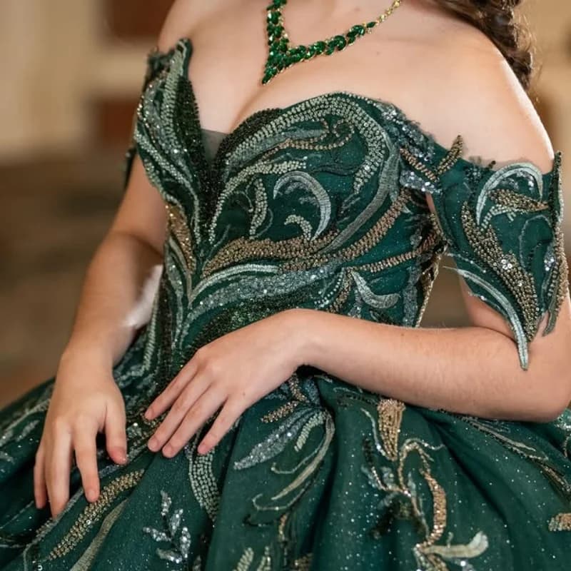 Abito Quinceanera verde scuro lucido con spalle scoperte Decalcomania glitter in cristallo di pizzo Coda lunga abiti da 15 Quinceanera Personalizza