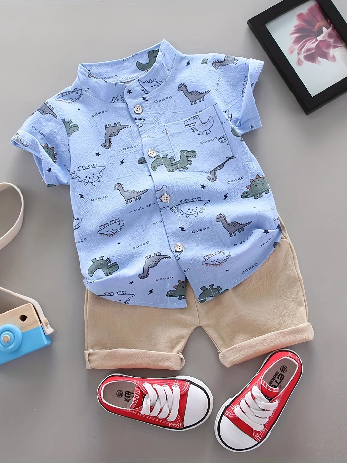 Set di pantaloncini a maniche corte con motivo piccolo dinosauro estivo per neonati e bambini, camicia con colletto in piedi per esterni, alla moda
