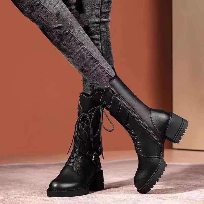 Stivali da donna a testa tonda in tinta unita nell'inverno 2025 Nuovi stivali da equitazione con suola spessa alla moda con design con cerniera laterale e tacco quadrato.
