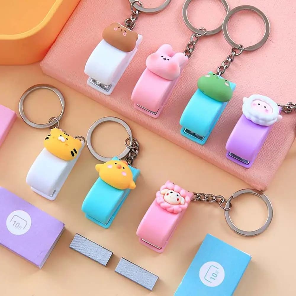 Mini Graffettatrice Portachiavi in Metallo a Forma di Macaron, Accessorio per Studenti, Strumento di Fissaggio a Cartone Animato