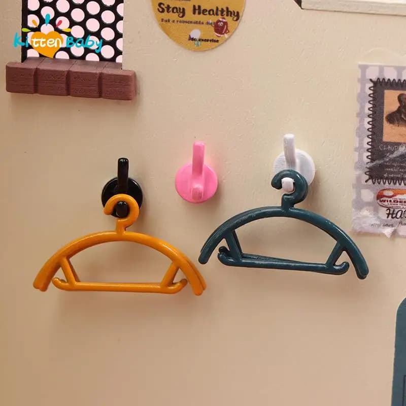 3 pcs 1:12 miniature mobile doll house Mini clothes hangers wall coat hangers model toy doll house bathroom accessories