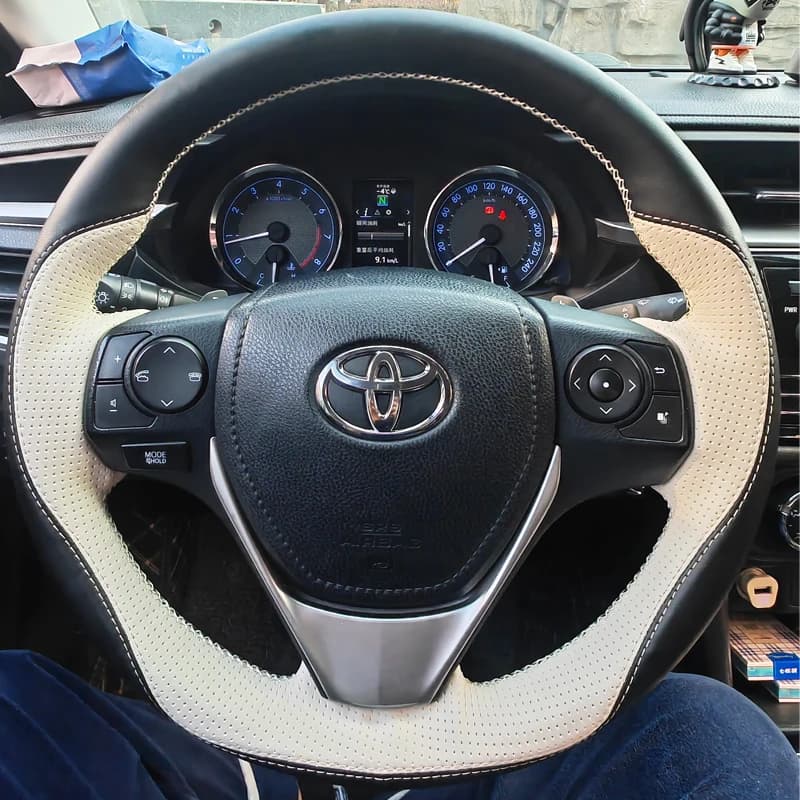 Per Toyota RAV4 Corolla 2013-2019 Corolla iM (US) coprivolante in pelle nera perforata bianca cucita a mano fai da te