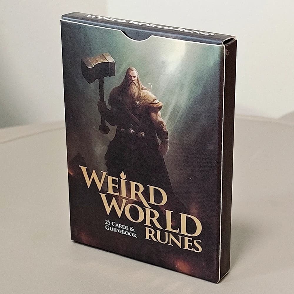 Mazzo di Carte Rune del Mondo Strano 9*6cm Stampato su Cartoncino Goffrato 350GSM - 25 Carte Oracolo Elder Futhark per Divinazione