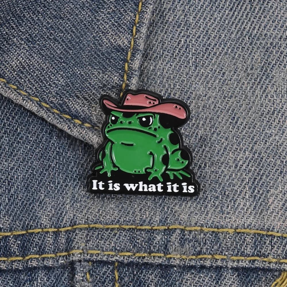 Spilla in metallo a forma di rana cowboy dei cartoni animati con slogan divertente, distintivo decorativo personalizzato per zaini e abbigliamento