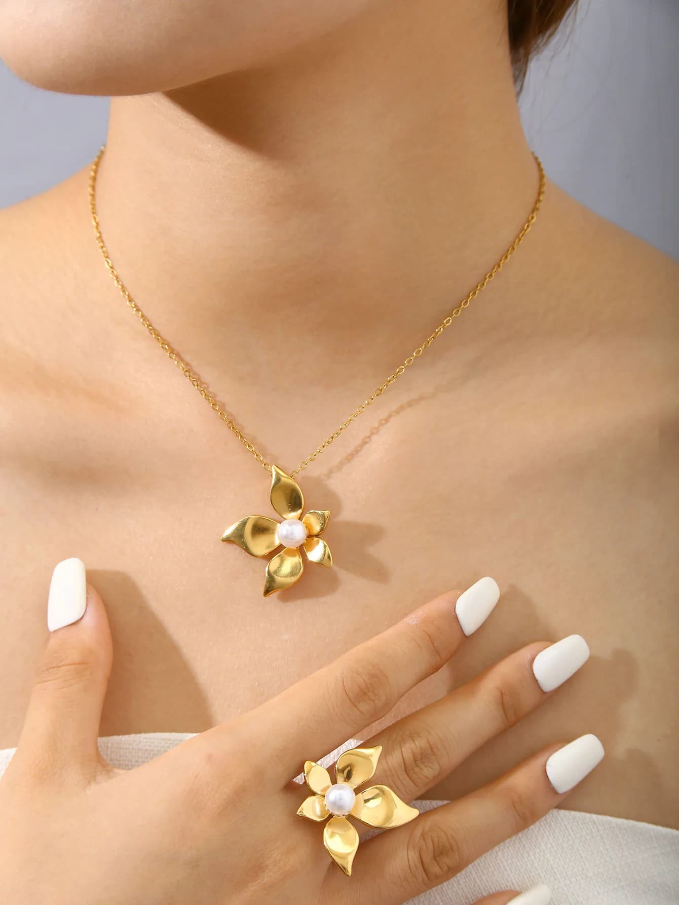 Anello con fiore di perla placcato oro 18 carati in acciaio inossidabile con fascino estetico romantico dal temperamento elegante, collana femminile