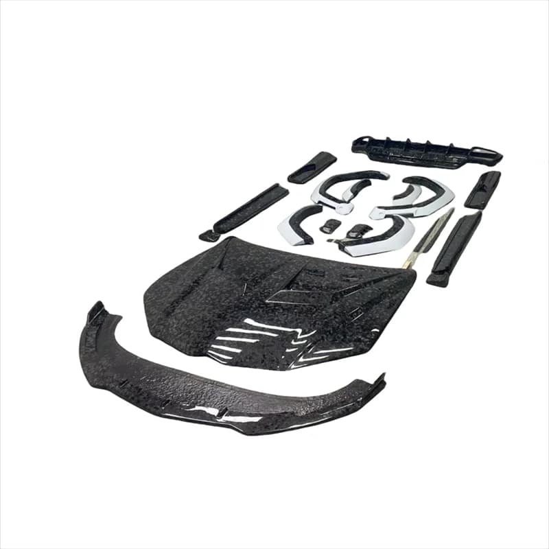 Kit Carrozzeria Stile 1016 per Lamborghini URUS con Paraurti Anteriore, Minigonne Laterali, Diffusore Posteriore e Cofano in Fibra di Carbonio Forgiata