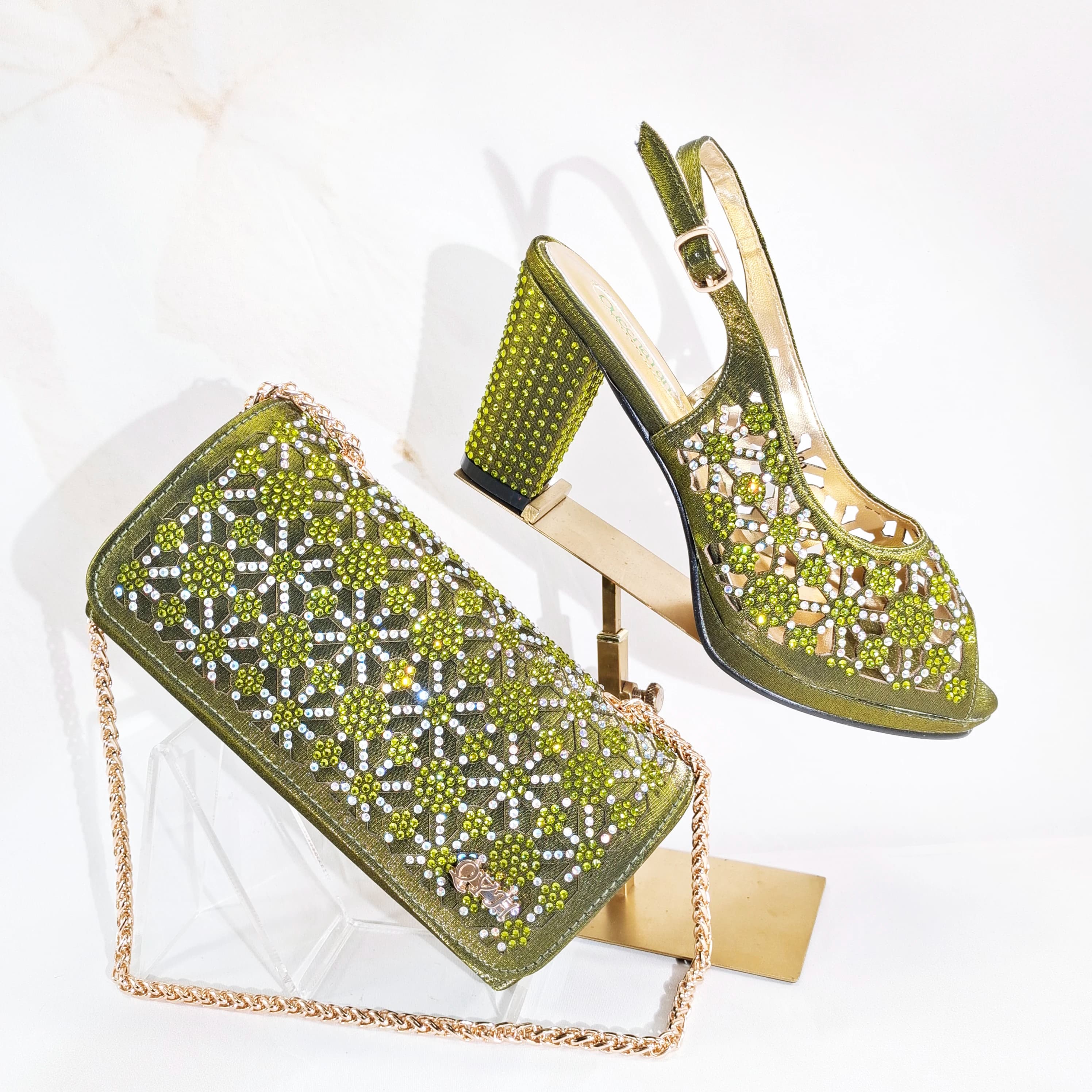 2025 Nuovo design con strass Set di scarpe e borse di ispirazione africana Punta color oliva che espone tacchi alti da donna comodi Trending su INS