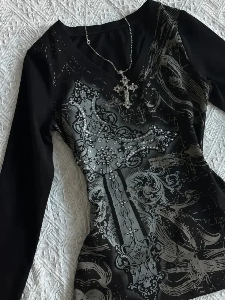 HOUZHOU T-shirt gotiche vintage da donna Y2k T-shirt grafica punk nera Grunge Retro Sexy scollo a V in cotone Tees Estetica Harajuku Top