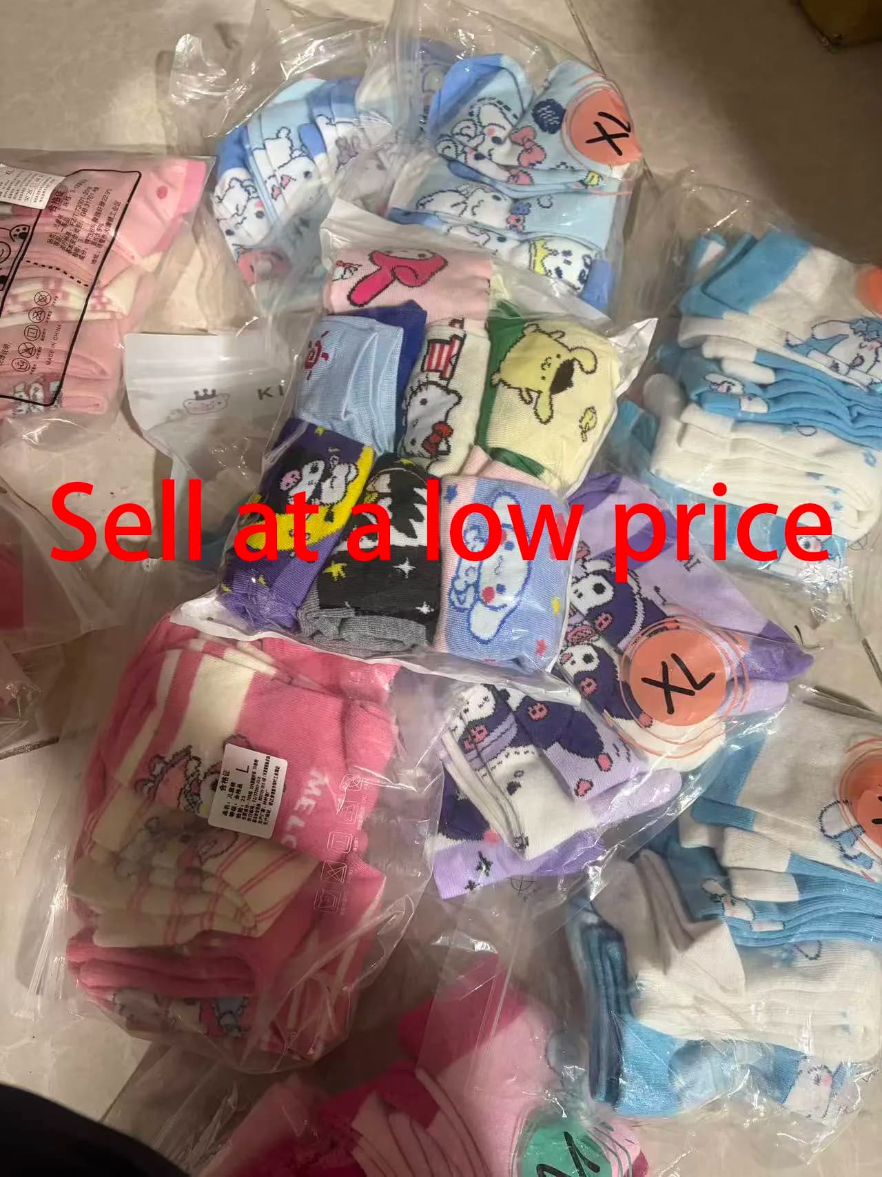 Saldi di liquidazione di Forkitty - grandi sconti su articoli in liquidazione a prezzi convenienti. Calzini di stili assortiti, sia da uomo che da donna.
