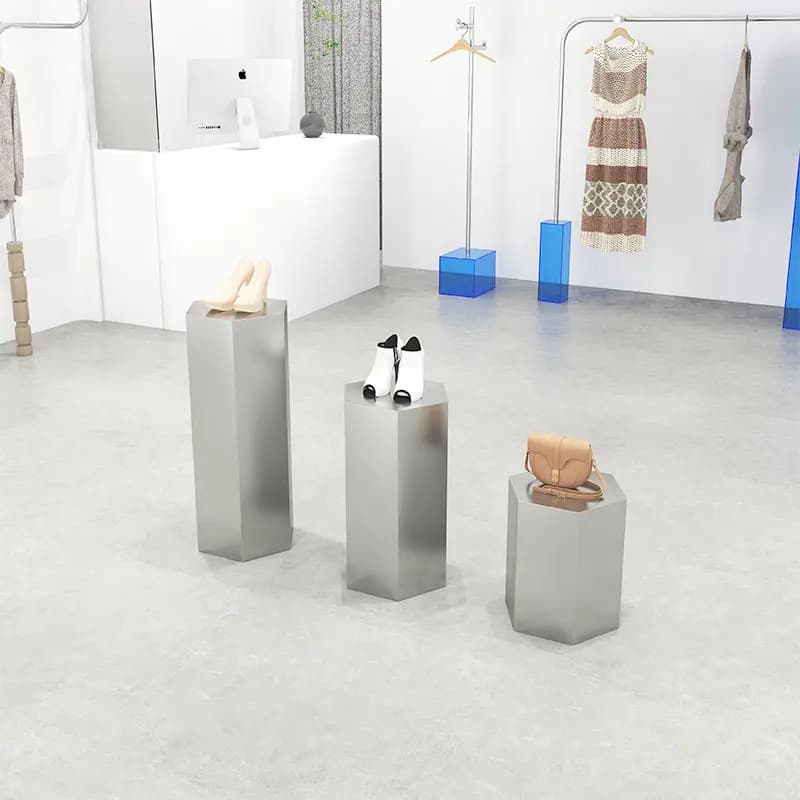 Tavolo espositivo per scarpe e borse da vetrina per negozio di abbigliamento, in acciaio inossidabile spazzolato argento, modello Nakajima con piattaforma a rombi e colonna a cascata