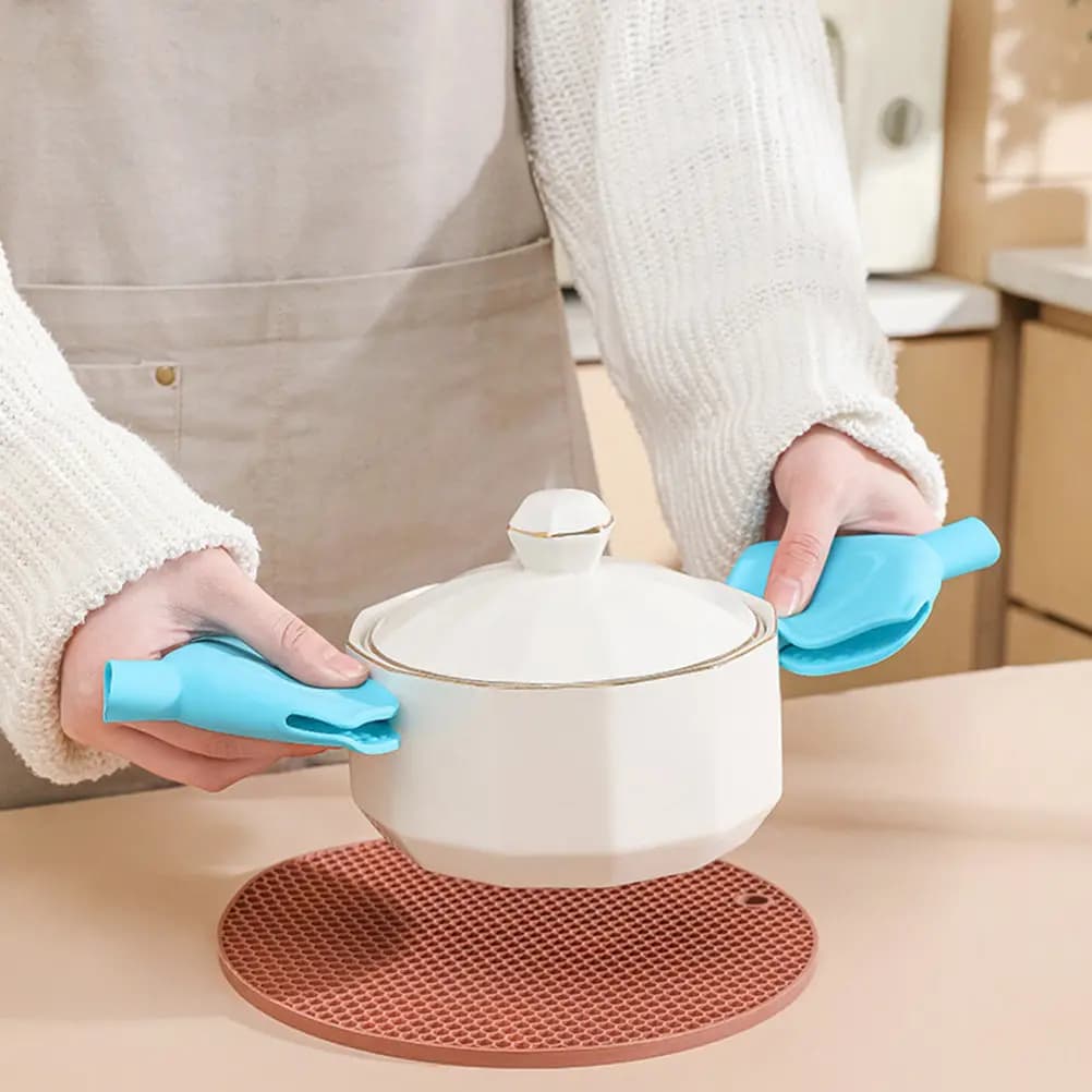 Clip in Silicone per Pentole, Resistente al Calore, Antiscottatura, Supporto per Coperchi, Utensile da Cucina per Padelle, Forni e Griglie, Impugnatura Isolante Antiscivolo