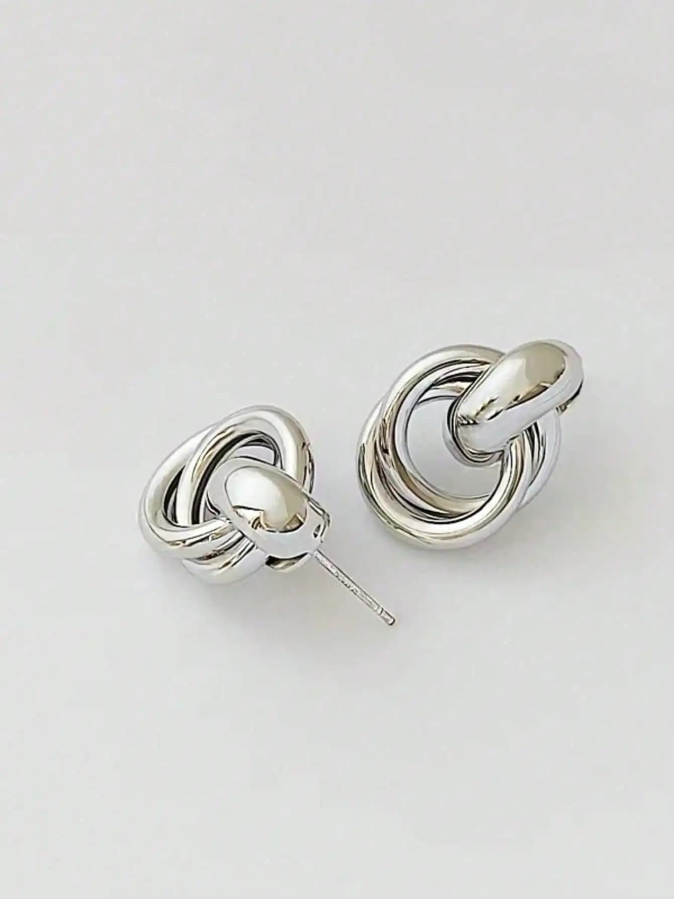 1 paio di orecchini a cerchio intrecciati in argento dal design semplice, personalizzato, alla moda e creativo, adatti per l'uso quotidiano da parte delle donne