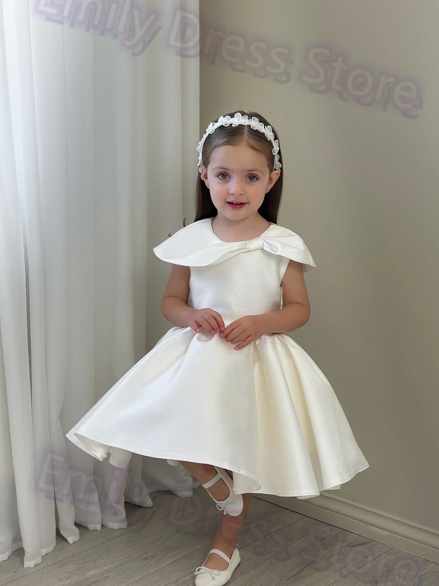 Abito da ragazza di fiore in raso avorio personalizzato per matrimonio O-collo da bambino al ginocchio Mini abito da ballo infantile per festa di compleanno per bambini carino