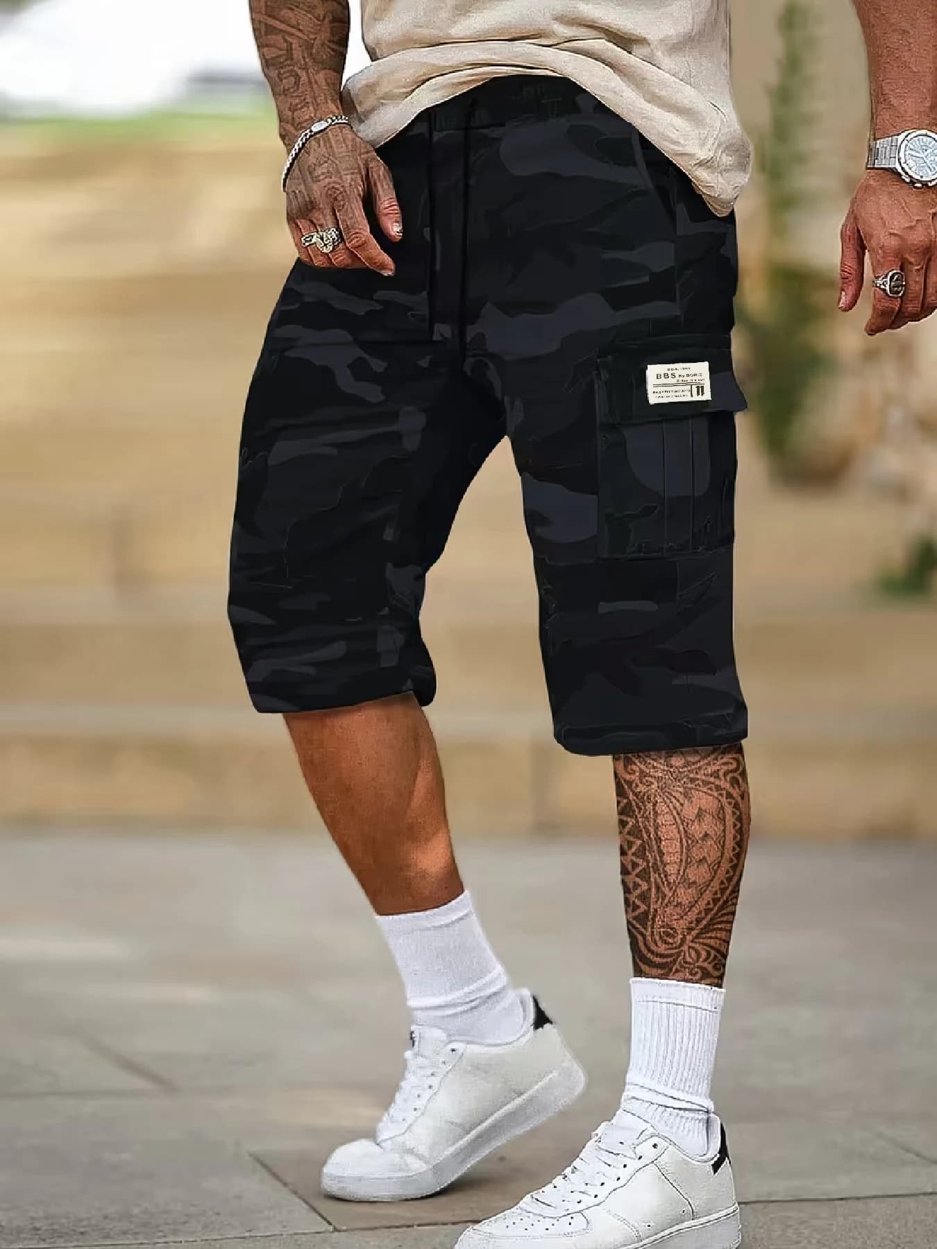 Pantaloncini cargo casual da uomo — Stampa all-over, tessuto non elasticizzato. Presenta una doppia fascia elastica in vita e un design con coulisse; A