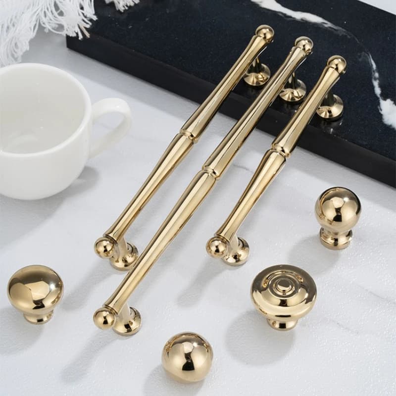 Maniglie e maniglie di lusso in ottone massiccio nordico per mobili Manopole e maniglie di lusso in oro brillante per cassetti Maniglie per mobili con montaggio hardware
