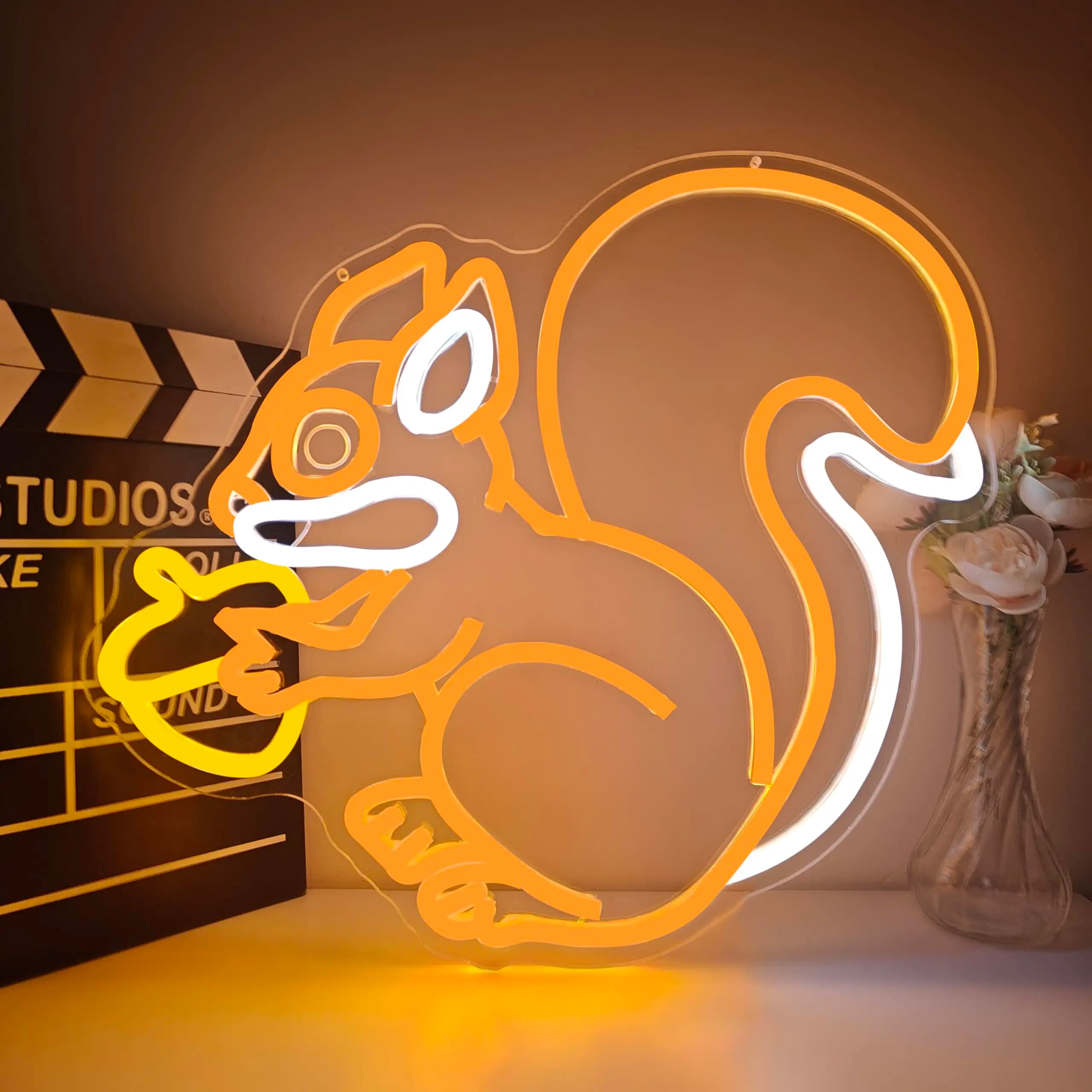 Insegna al neon scoiattolo con un pigna Decorazione da parete dimmerabile per camera da letto Simpatico animale Regali di compleanno per il Ringraziamento di Natale