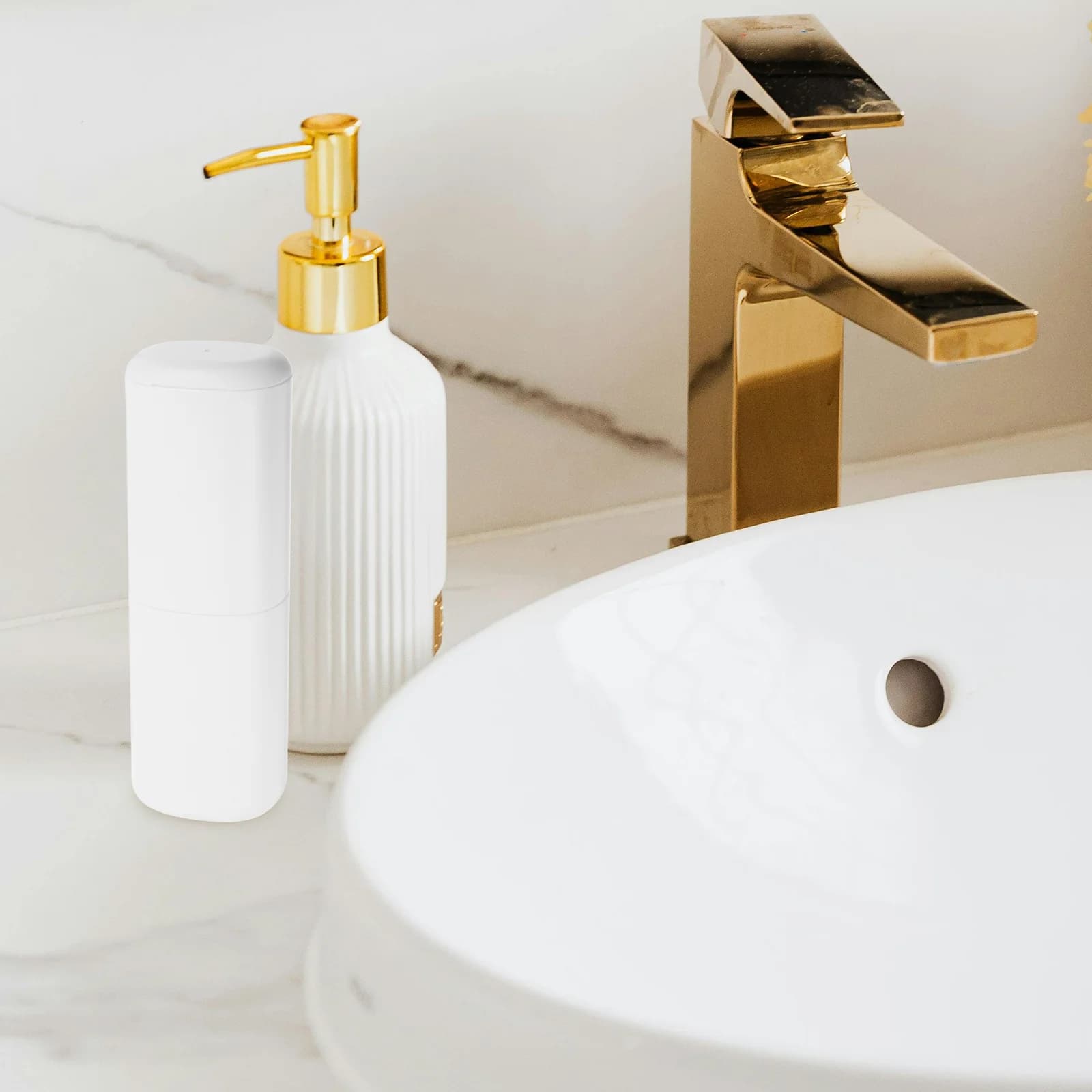 Scatola Portatile per Spazzolino da Viaggio, Elegante Contenitore in Plastica Bianca Antipolvere con Tappo Rimovibile e Bicchiere per Risciacquo, Ideale per Campeggio, Palestra, Scuola e Viaggi