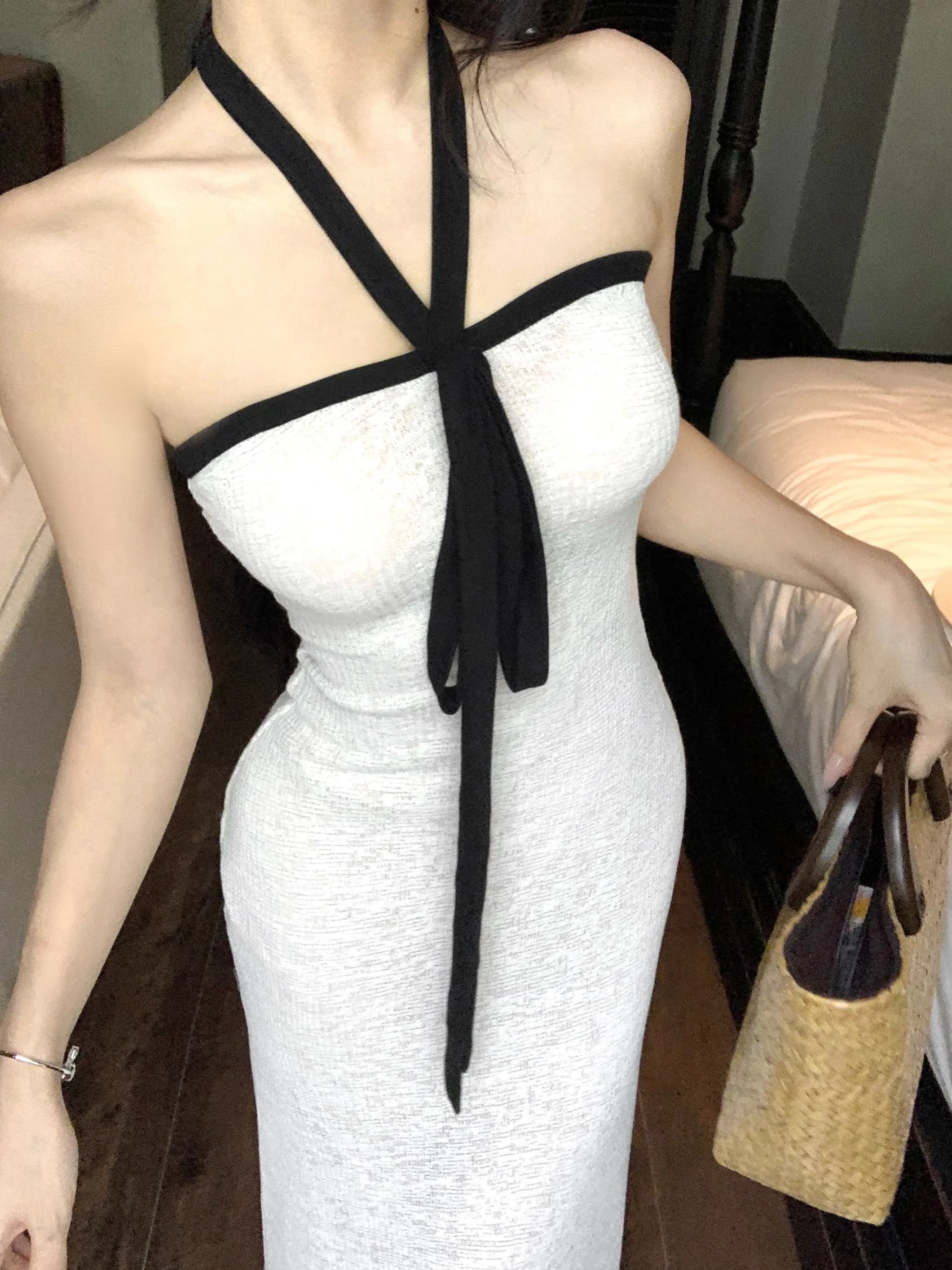 Abito lungo estivo da donna bianco, slim fit, senza spalline, avvolgente, con cintura, senza maniche, aderente.