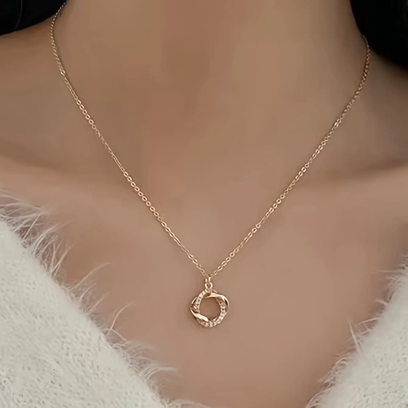 Collana con ciondolo alla moda da donna, ciondolo semplice ed elegante in lega di zinco con imitazione di diamante, adatto per le vacanze e l'uso quotidiano