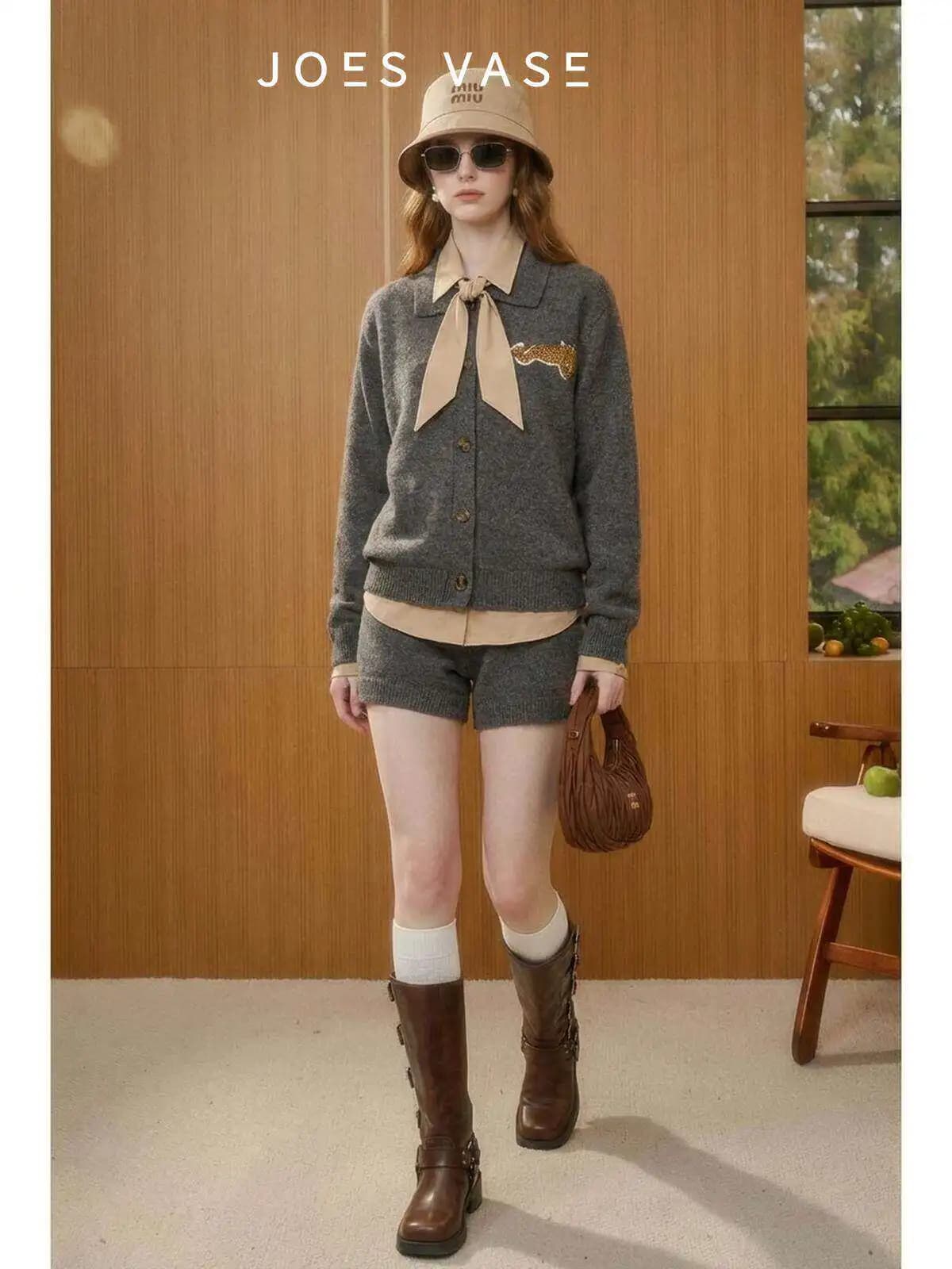 Set Due Pezzi Donna Jo And Flower Vase X LAB Grigio Lavorato a Maglia, Nuova Collezione Autunno 2025, Giacca e Shorts con Stampa Leopardata, Alla Moda