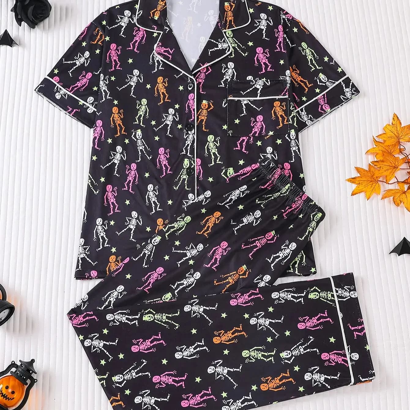 Set Pigiama da Donna a Tema Halloween con Stampa Colorata di Scheletri e Stelle, Colletto a Risvolto, Maniche Corte e Pantaloni Lunghi, 2 Pezzi, Abbigliamento Casual per Casa