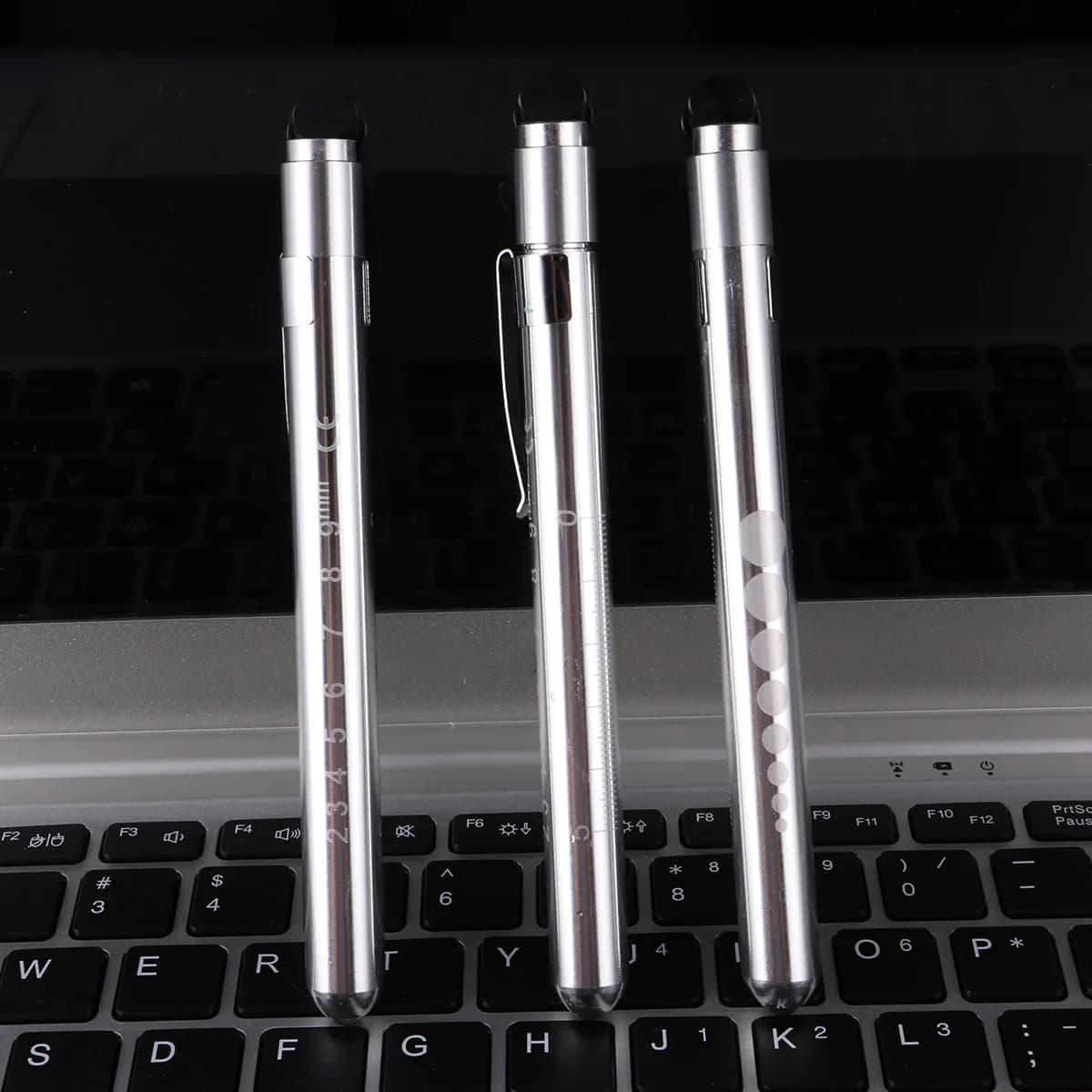 2 Pezzi Penna-Lampada Argento per Infermieri con Misuratore Pupillare in Alluminio Robusto per Esami Medici, Infermieri e Kit di Pronto Soccorso
