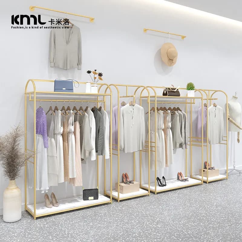 Scaffali in ferro battuto, finestre dal pavimento al soffitto, espositori per negozi di abbigliamento, borse multistrato, espositori per scarpe, abbigliamento femminile