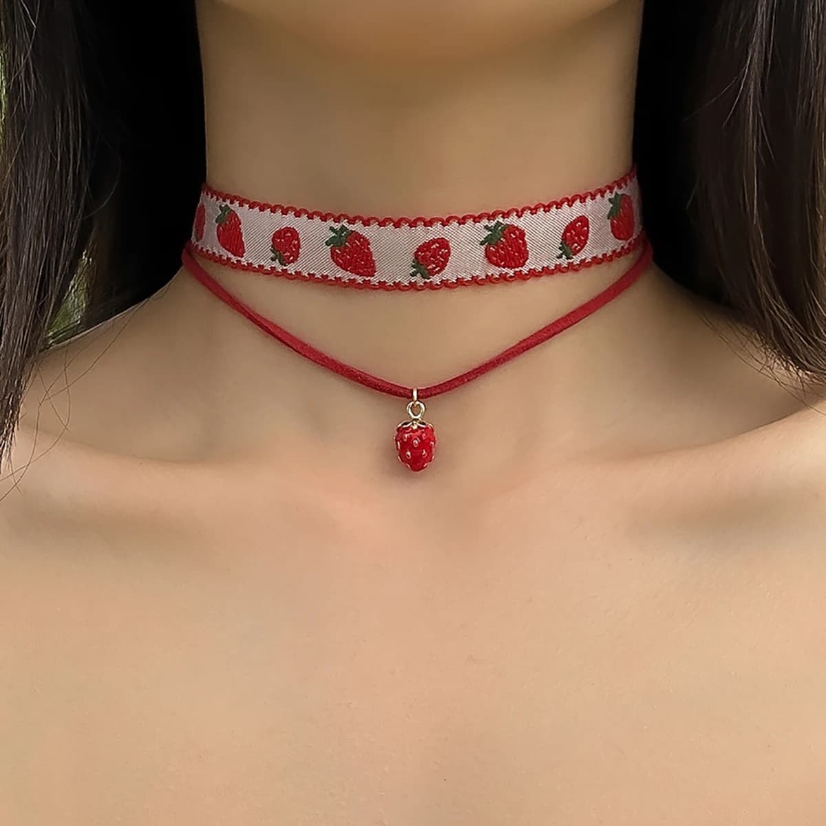 Salircon Gothic Cute Strawberry girocollo in velluto coreano squisito piccolo ciondolo a forma di fragola collana con osso di tendenza gioielli Y2K