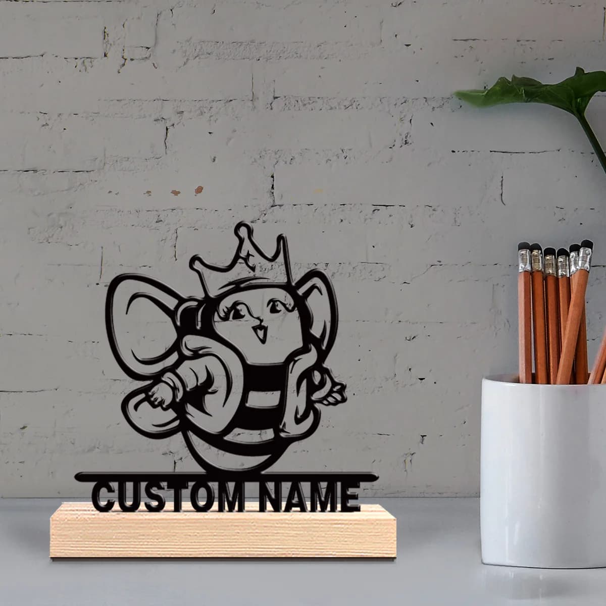 Decorazione da Tavolo in Metallo Personalizzata 'The Queen Bee' con Base in Legno, Elegante Ornamento per Camera da Letto
