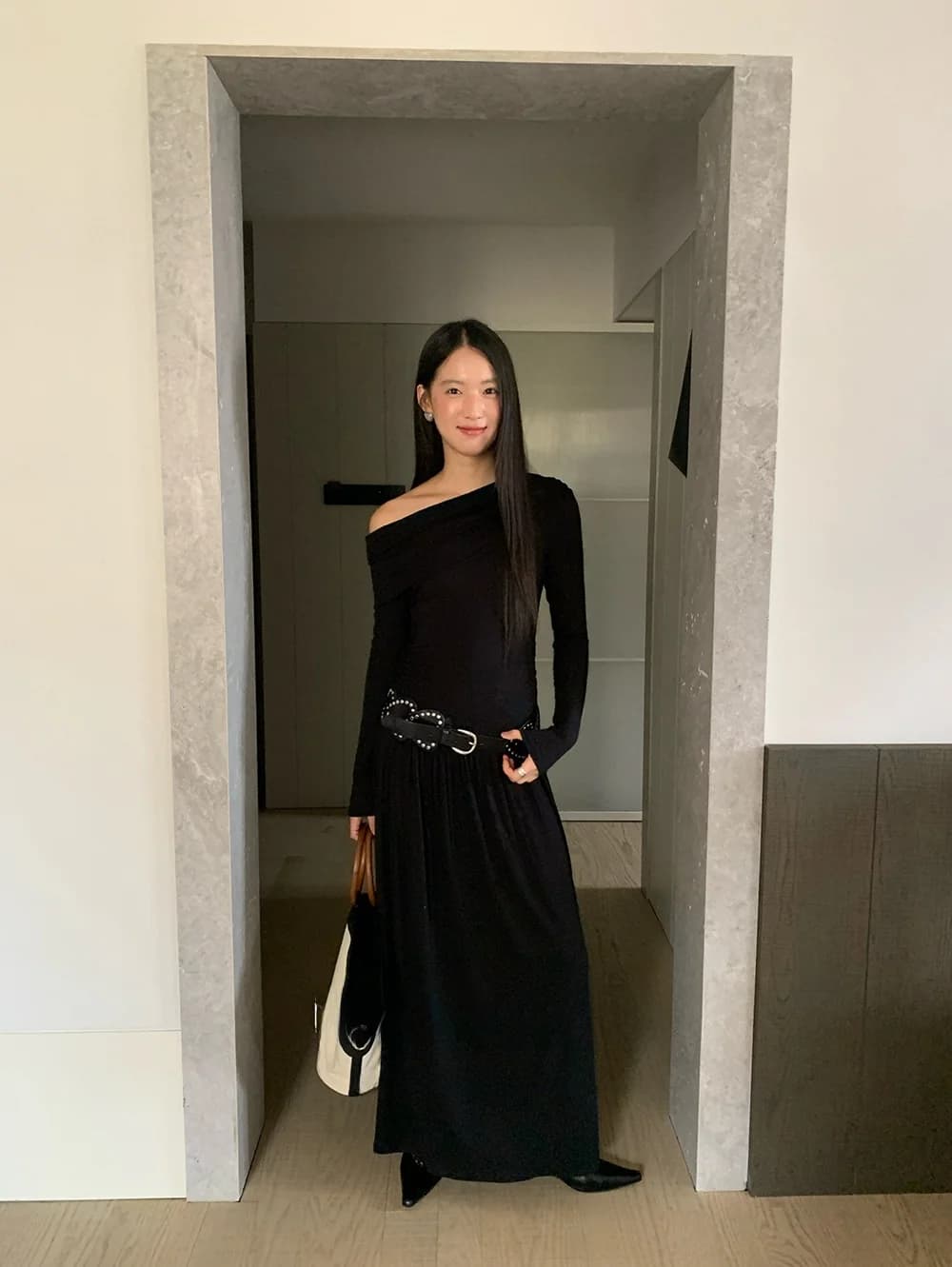 Elegante Abito Nero Lungo con Spalle Scoperte e Sciarpa per Donna, Nuovo Arrivo Autunnale, Moda Casual Femminile