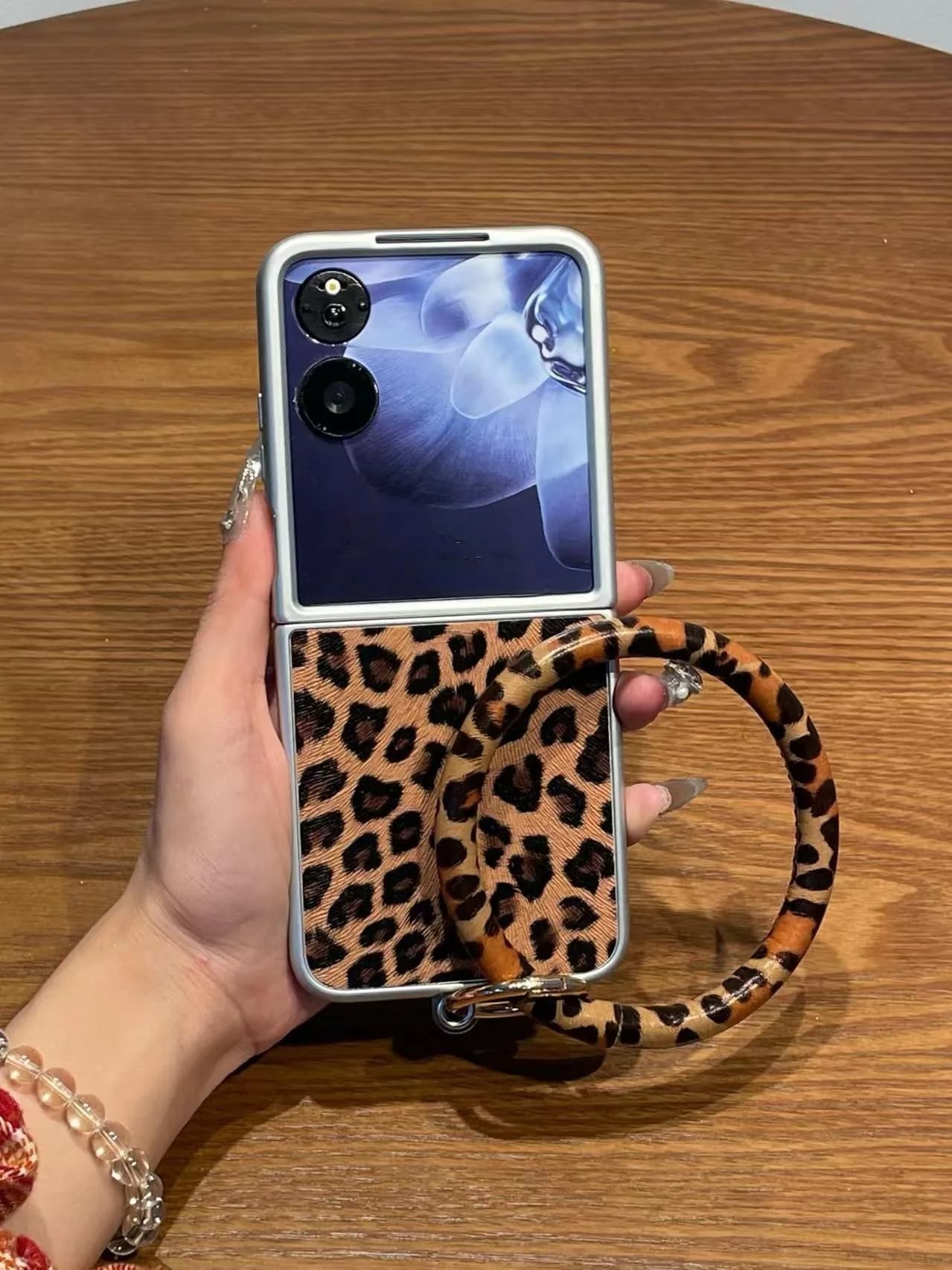 Custodia per telefono coreana con braccialetto leopardato carino per Honor Magic V Flip per Huawei Nova Flip Cover protettiva Fundas