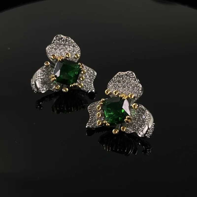 Nuovo temperamento elegante Smeraldo Haute Couture Orecchini a bottone con petalo Stile ad alto temperamento Orecchini bianchi versatili