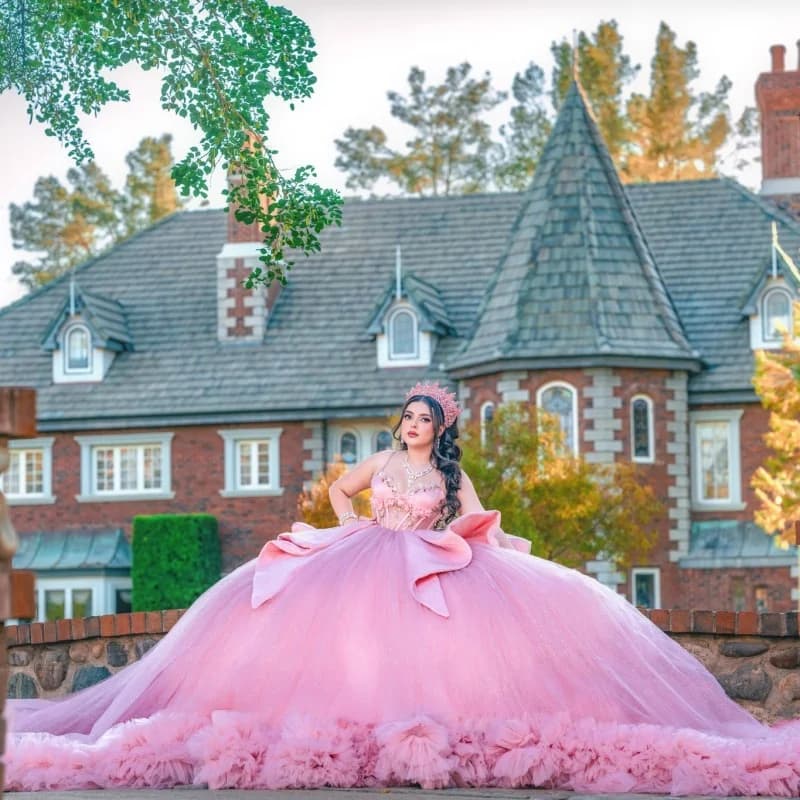 Abito Quinceanera rosa con spalle scoperte cristallo Pizzo stratificazione glitter decalcomania Coda lunga Fiocco abiti da 15 Quinceanera Personalizza