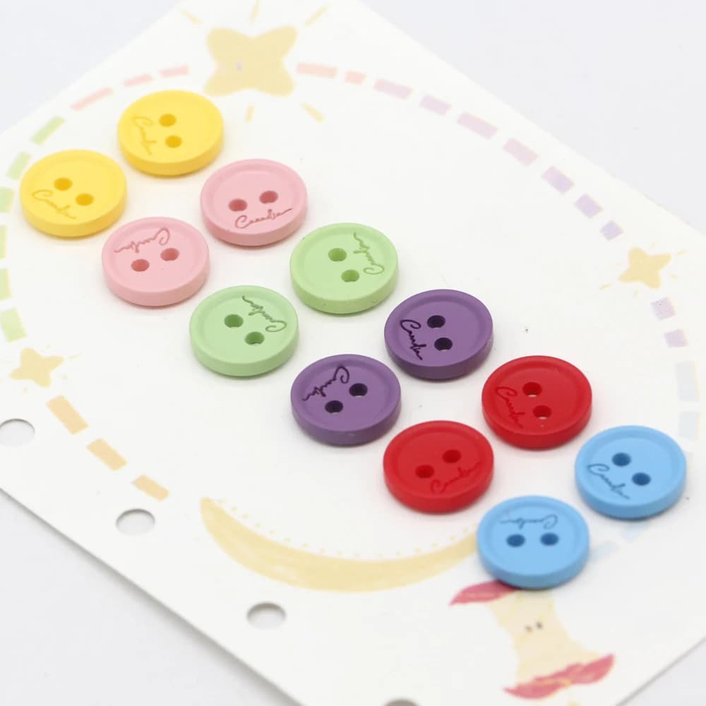 Bottoni in Resina Colorati Rotondi da 11mm HENGC con Lettere per Abbigliamento, Camicie per Bambini, Bluse, Cardigan, Bambole, Fai-da-Te, Artigianato e Forniture per Cucito