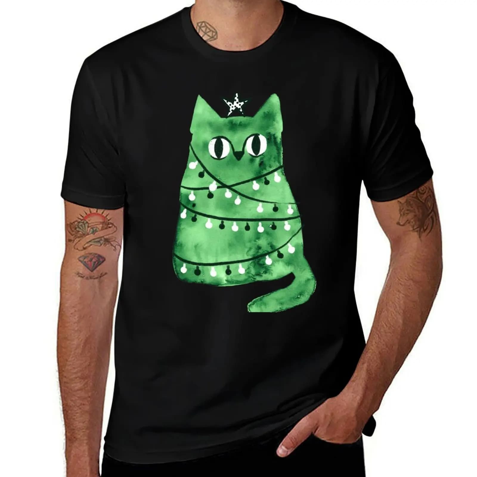 Gatto natalizio con decorazioni a stella e ghirlanda per un Buon Natale e un Felice Anno Nuovo. T-shirt estiva con stampa a maniche corte