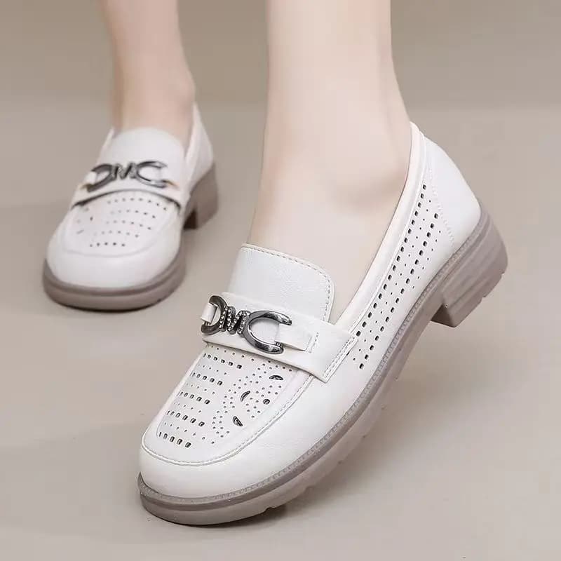 Mocassini con tacco basso scavati in pelle da donna Primavera Estate Nuovo punta tonda Suola morbida Scarpe per anziani leggere e traspiranti Sandali