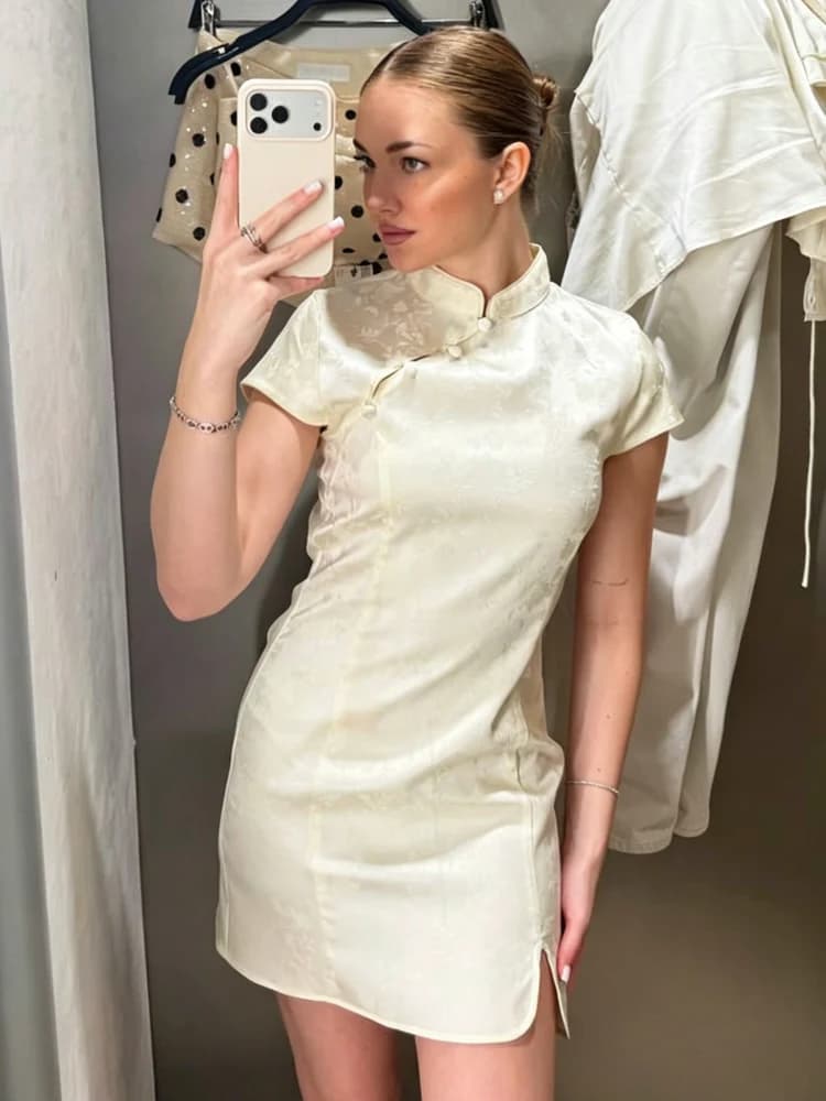 Abito Mini Qipao in Raso Jacquard Beige da Donna, Nuovo Elegante Abito Bodycon Estivo 2026 con Colletto alla Coreana e Maniche Corte