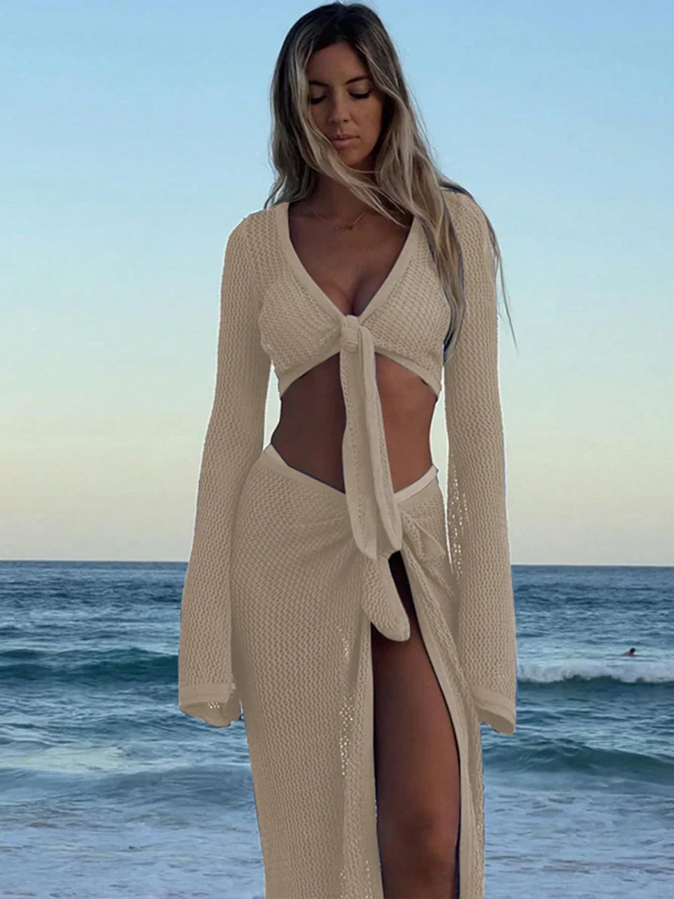 Set di top corto in maglia a rete e gonna avvolgente con laccio frontale, abbigliamento da spiaggia