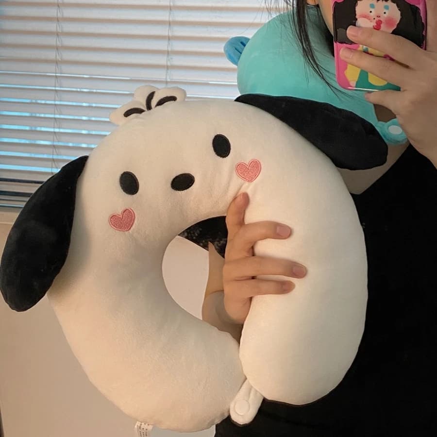 Cuscino da viaggio a forma di U Sanrio Pochacco, simpatico cuscino in peluche a forma di cartone animato, supporto per il collo per il sonno durante il viaggio, stile per uso quotidiano.