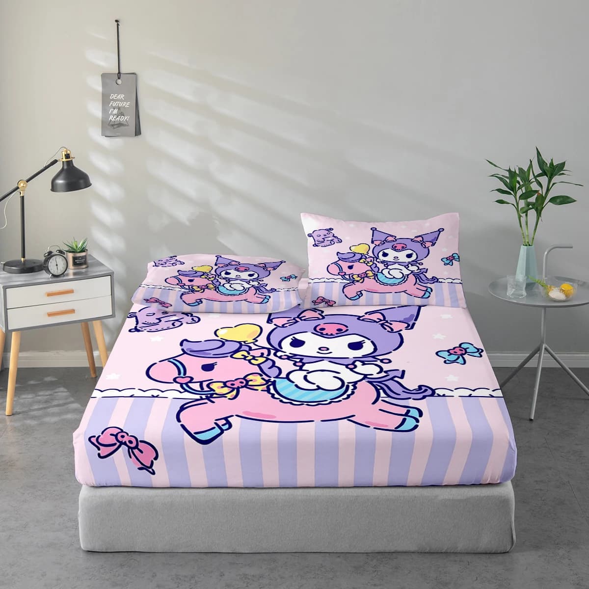 Set di lenzuola con stampa digitale ad alta definizione in 3 pezzi, motivo Kuromi che cavalca un pony rosa con orso e palloncino, set di lenzuola con stampa floreale di grandi dimensioni, include 1 lenzuolo con angoli + 1/2 federa, adatto per camera da letto, stanza degli ospiti, decorazione domestica, lenzuolo con angoli in fibra di poliestere + federa, biancheria da letto ultra morbida, tessuto spesso e ultra morbido, confortevole per tutte le stagioni, lavabile in lavatrice