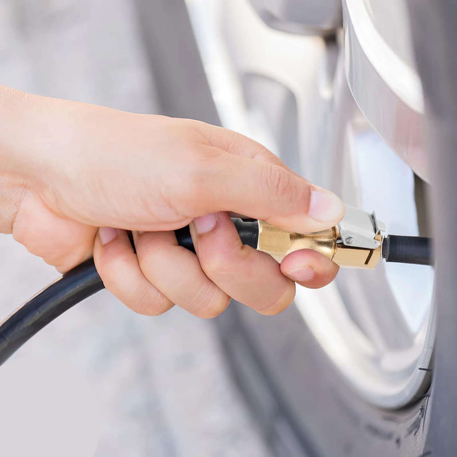 Valvola di gonfiaggio auto-bloccante in rame e acciaio inossidabile per pneumatici di auto, moto, biciclette, camion, autobus, con manometro e connettore rapido